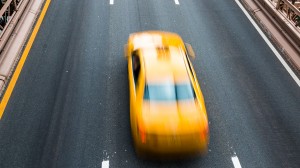 Yellow Cab auf der Brooklyn Bridge