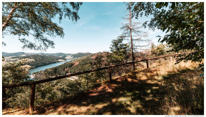 Wanderweg am Diemelsee mit Aussicht